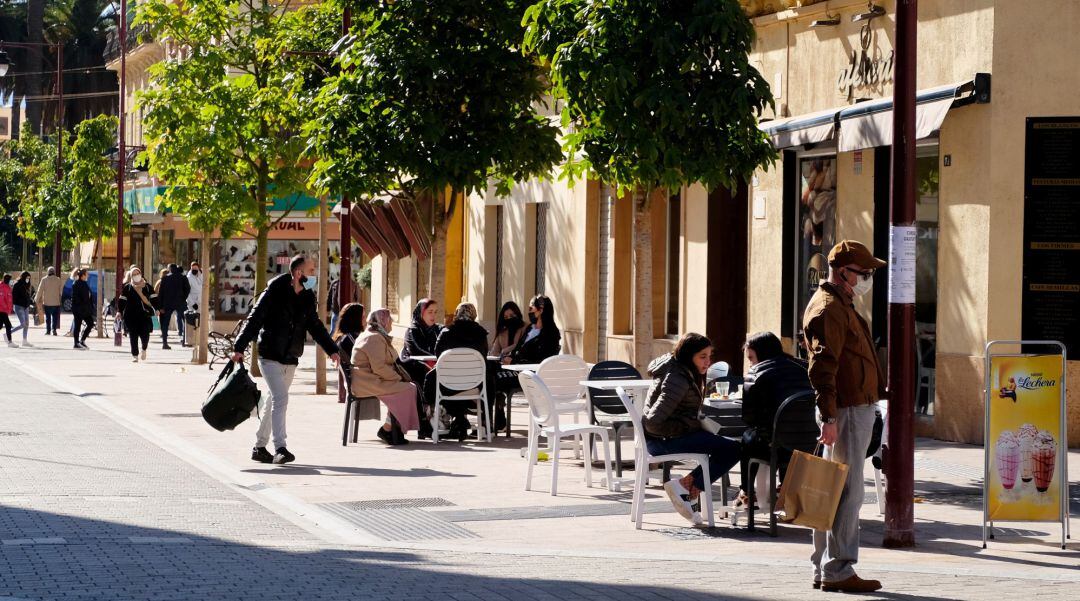 Una terraza en un día soleado en Melilla