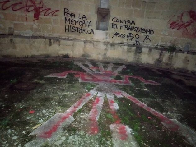 Pintadas antifascistas en las ruinas de San Agustín