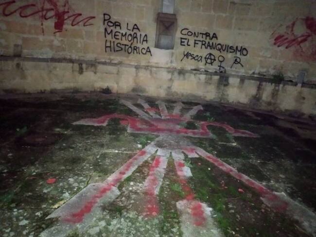 Pintadas antifascistas en las ruinas de San Agustín