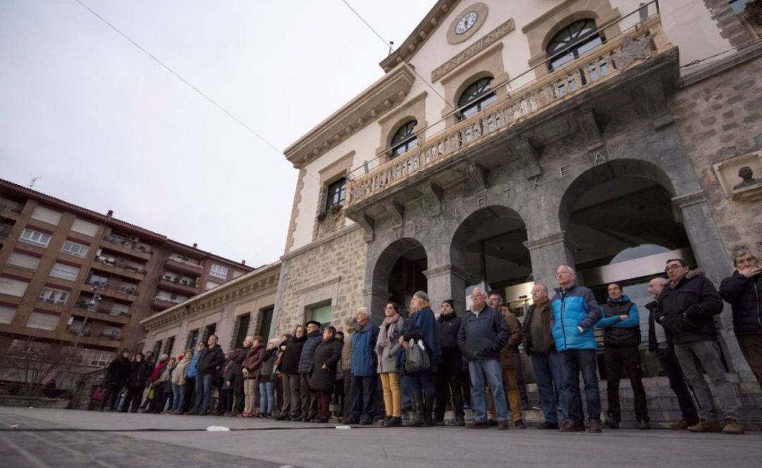 Concentración de condena en Amurrio convocada por el Ayuntamiento en protesta por este acto