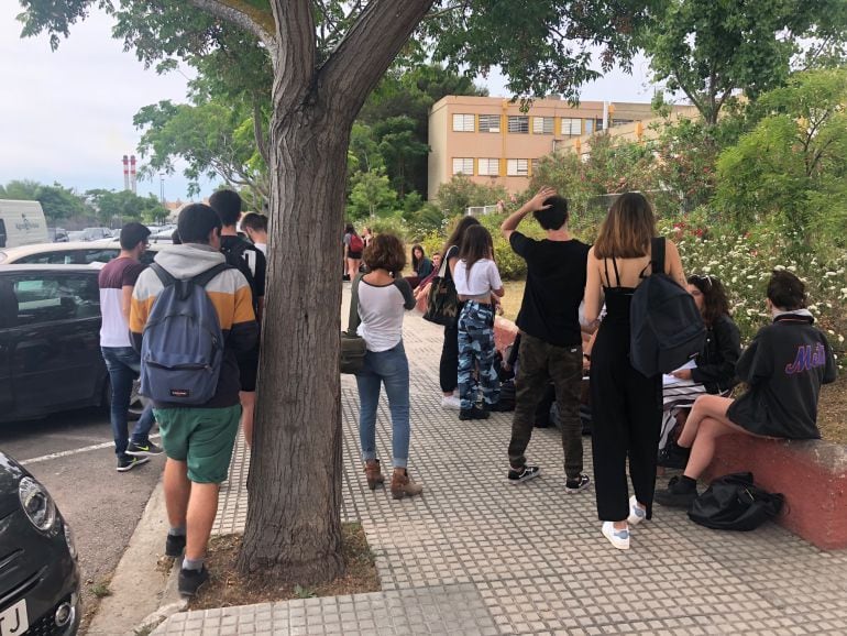 Algunos alumnos durante el descanso tras el primer exámen