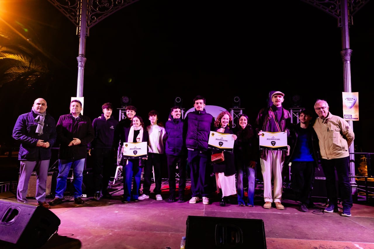 Foto familiar en la Gala Final de Música Propia by Planneo 2025