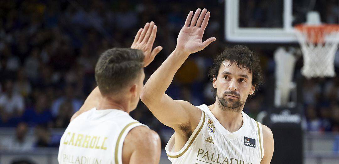 Llull y Carroll se chocan las manos durante el partido