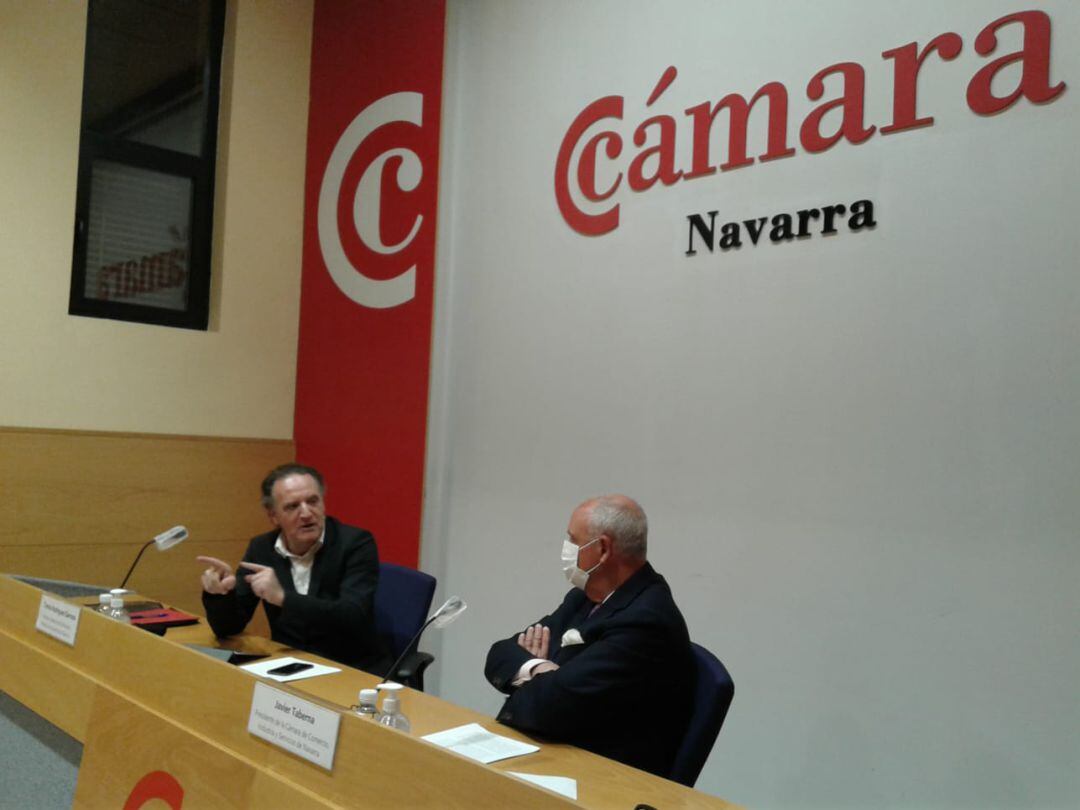 El presidente de Cámara Navarra, Javier Taberna (derecha), y el director general de FP, Tomás Rodríguez Garraza, en la rueda de prensa de presentación del convenio sobre FP Dual.