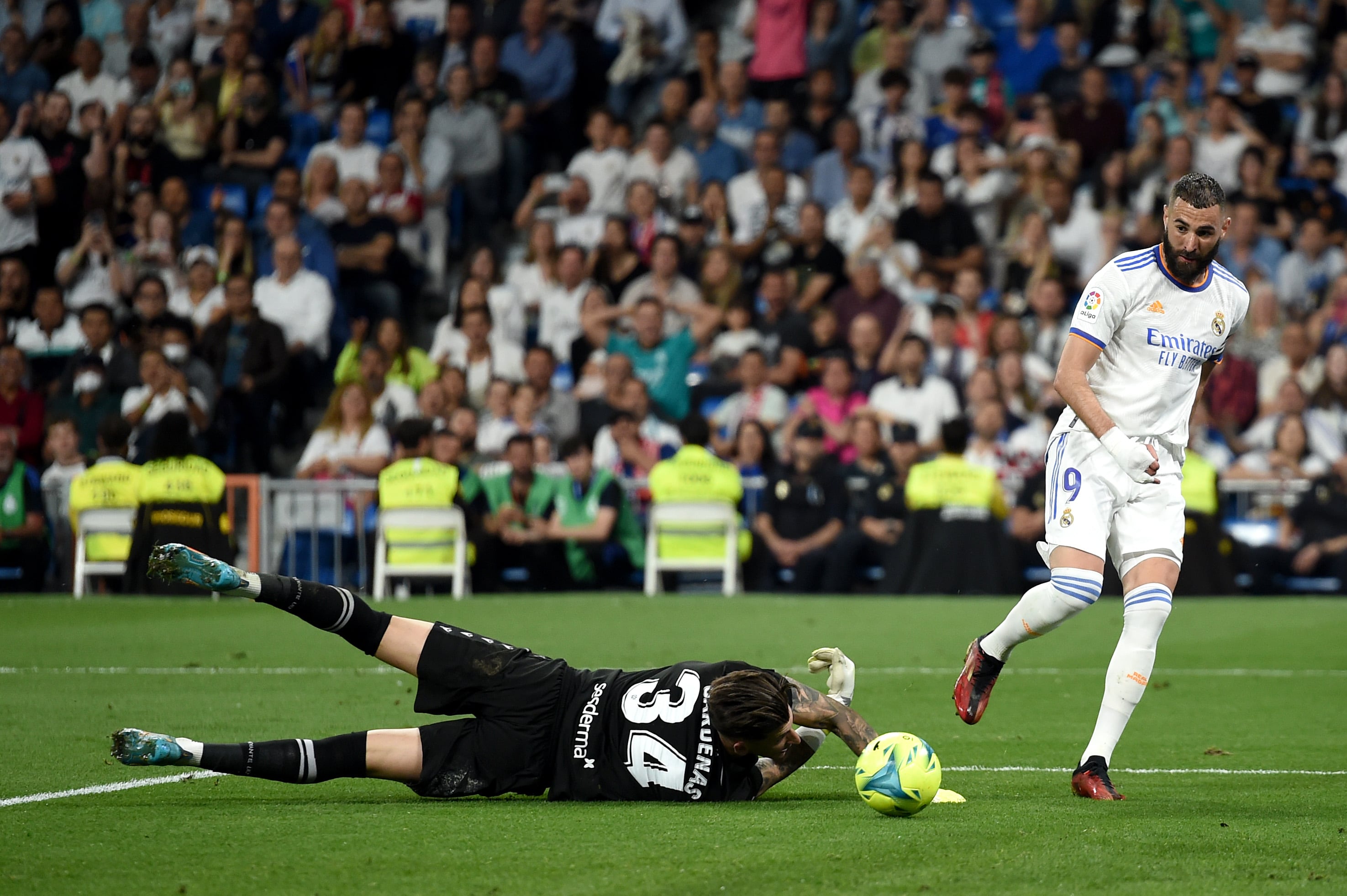 Karim Benzema regateando a Cárdenas en el 5-0.