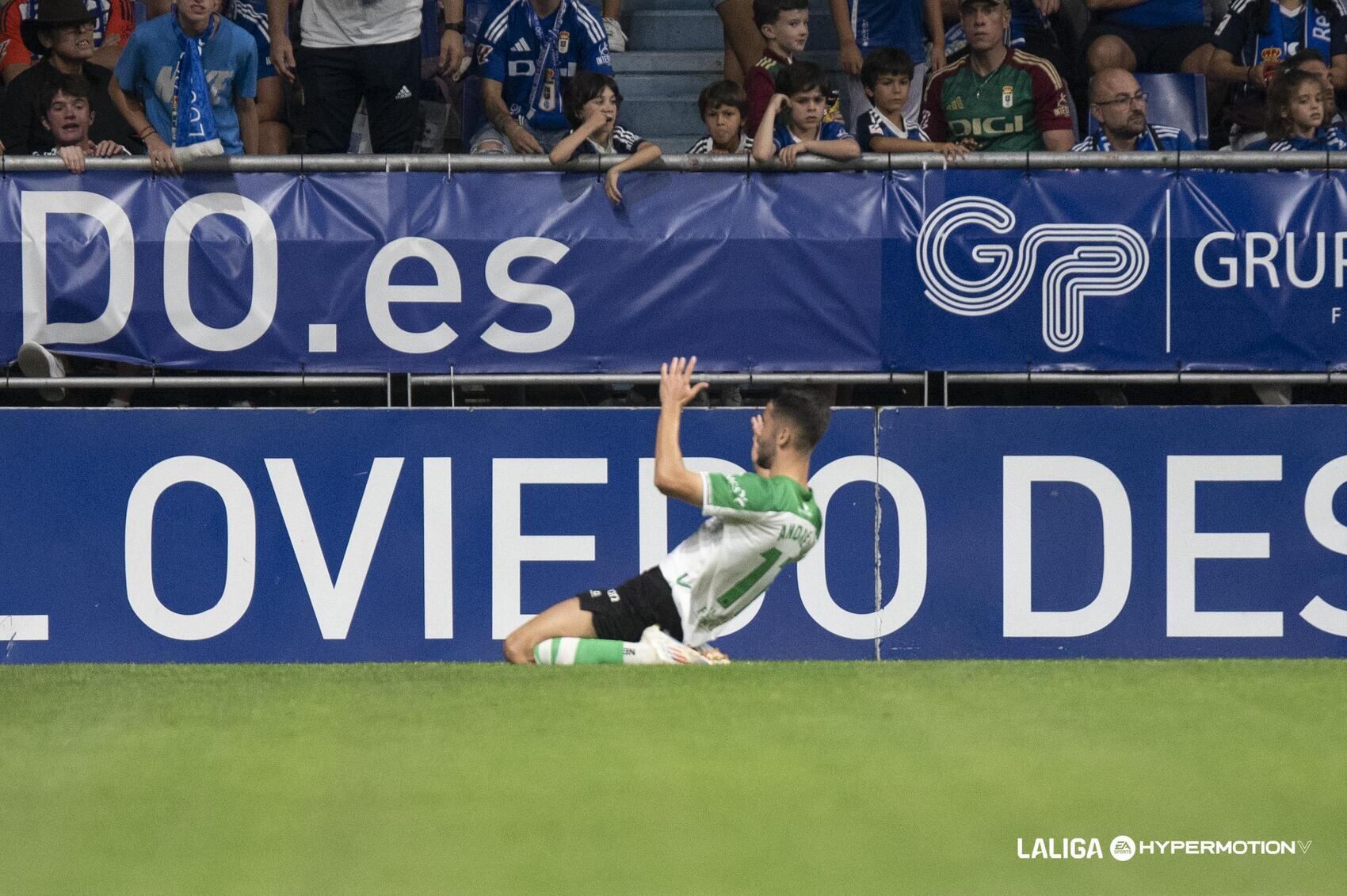 Andrés Martín marcando el segundo de sus goles en el Carlos Tartiere