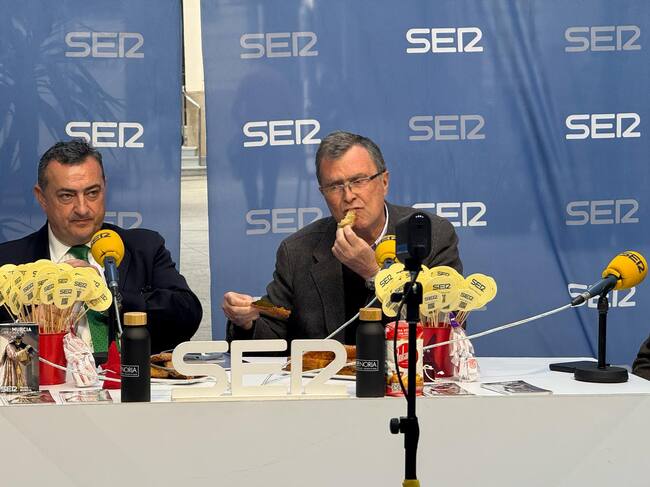 El alcalde de Murcia, José Ballesta, prueba los paparajotes de la Confitería Maite durante el programa