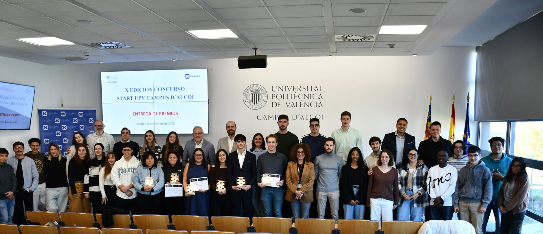 Imagen de autoridades, profesores y alumnos premiados