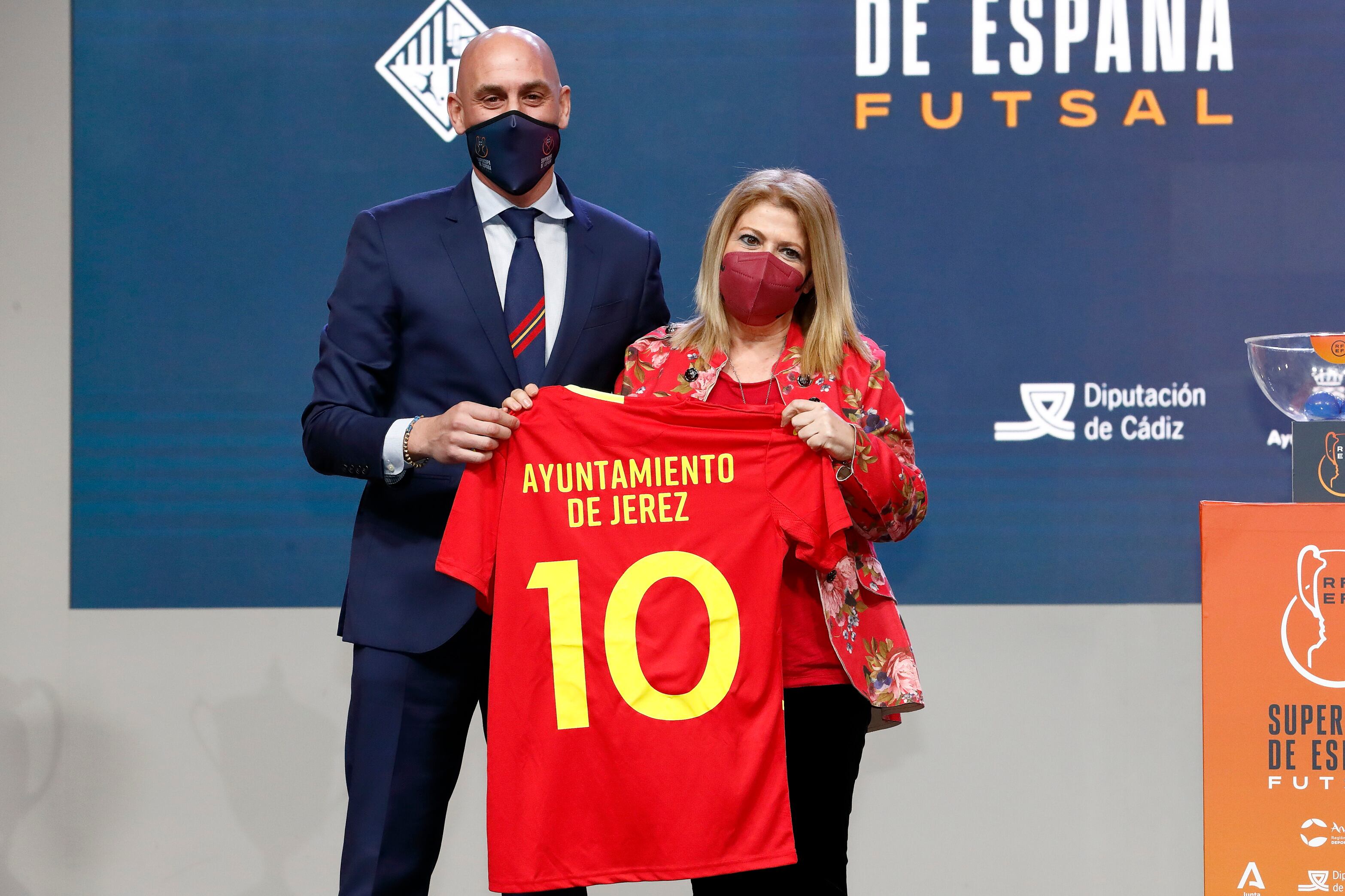 La alcaldesa de Jerez, Mamen Sánchez junto a Luis Rubiales, presidente de la RFEF