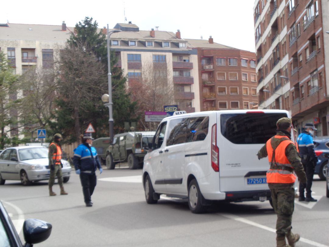 La unidad militar, en coordinación con la Policía Nacional y Local estabecía este dispositivo esta mañana en los Jardines de Don Diego