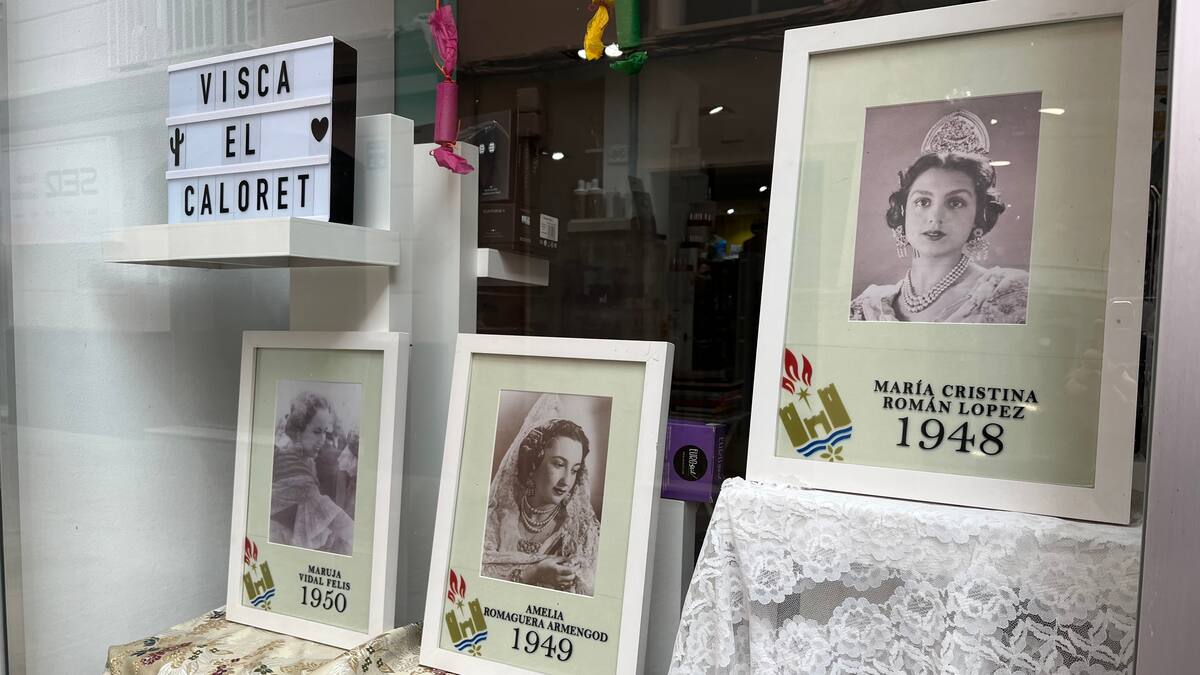 Homenaje a las Falleras Mayores de Gandia en los escaparates de los comercios de Antic Mercat