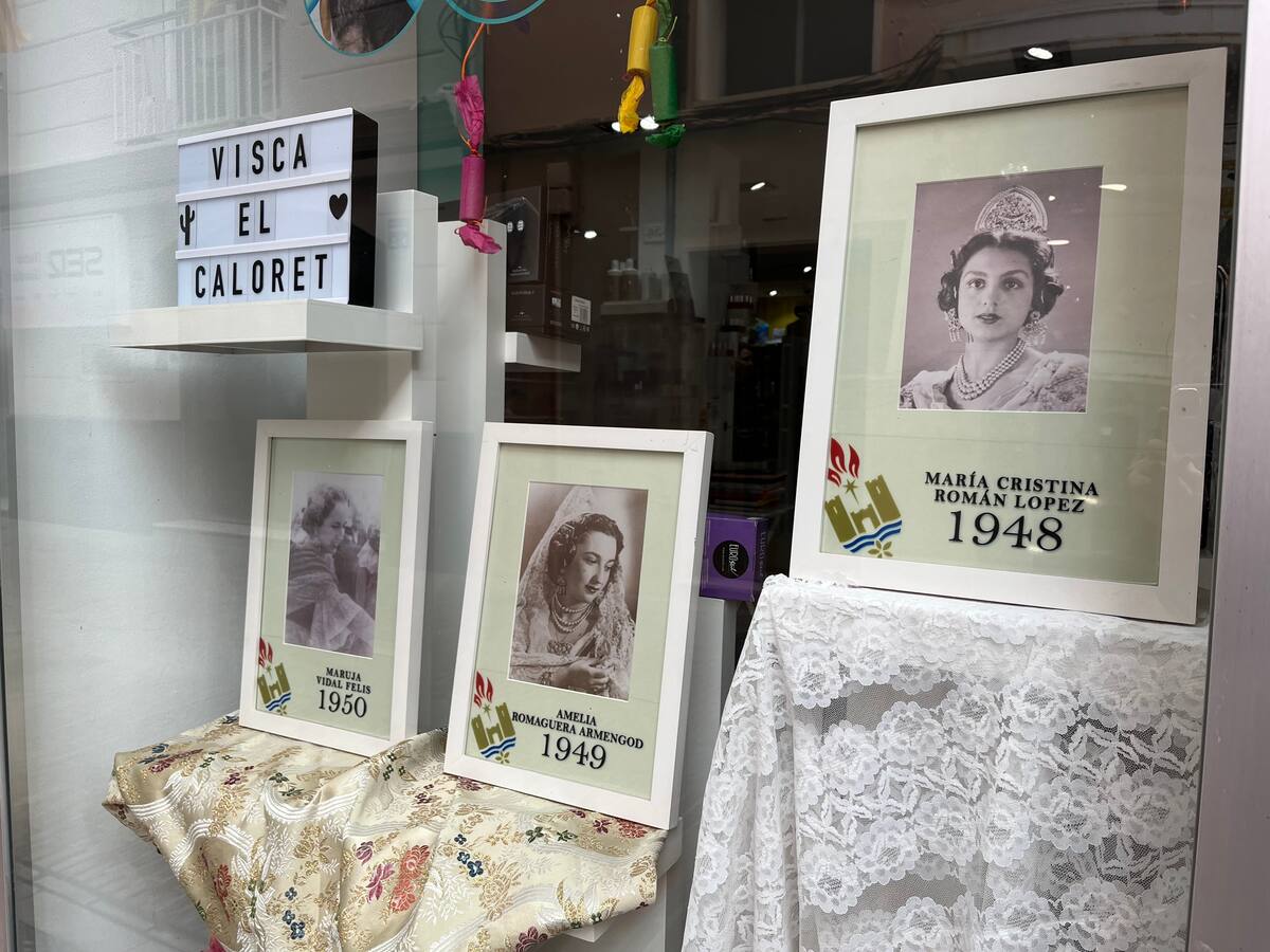 Homenaje a las Falleras Mayores de Gandia en los escaparates de los comercios de Antic Mercat