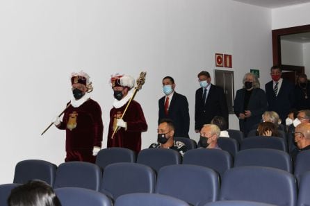 Entrada en el salón de actos del IVAM CADA Alcoi del alcalde, Toni Francés, el President de la Generalitat, Ximo Puig, el homenajeado Antoni Miró, y el President de Les Corts, Enric Morera