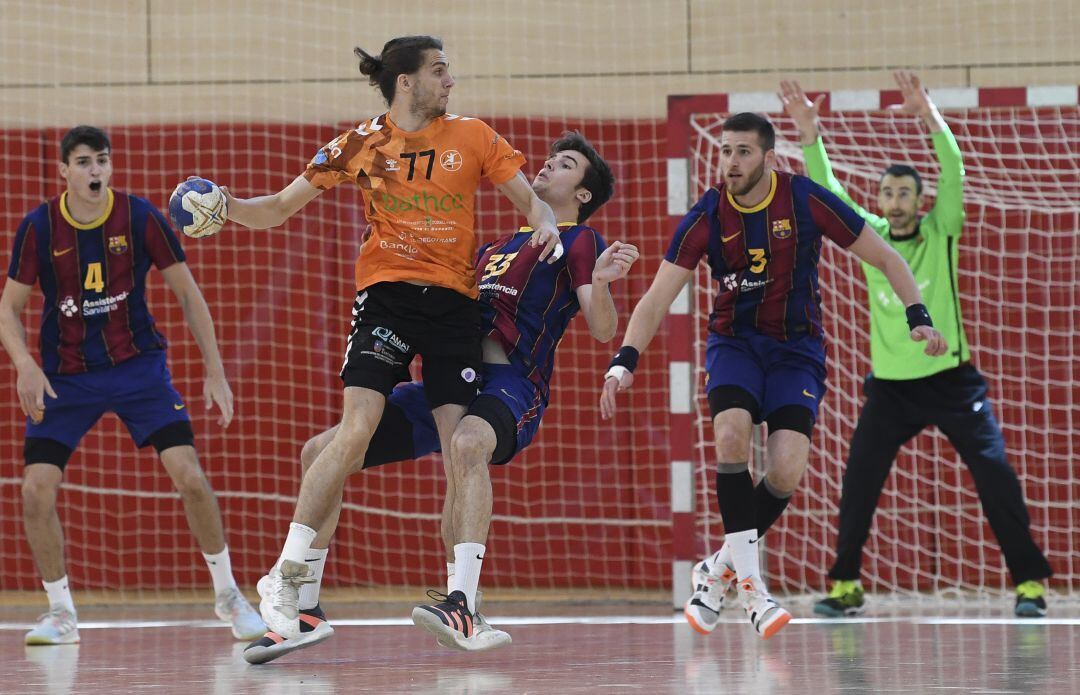 Nicolai Colunga ante la defensa del Barça B, en una de las imágenes del partido