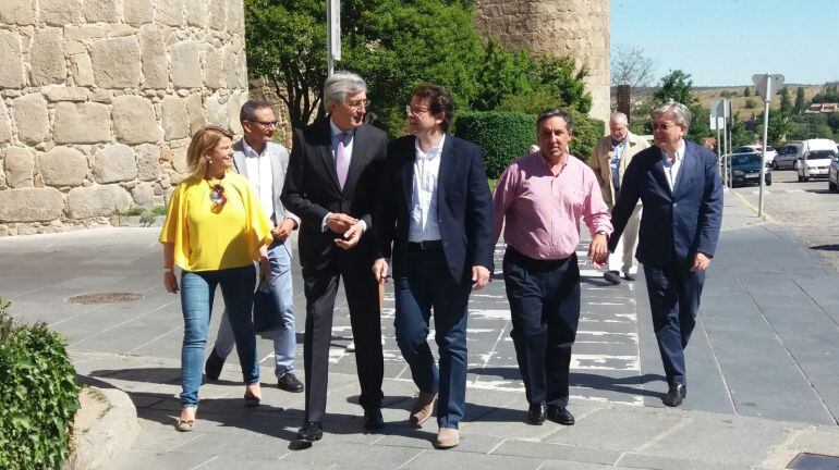 Alfonso Fernández Mañueco pasea junto con los candidatos y cargos públicos del PP en Ávila