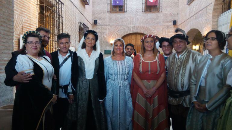 La Ministra de Industria, Comercio y Turismo, Reyes Maroto con la corporación municipal de Medina del Campo
