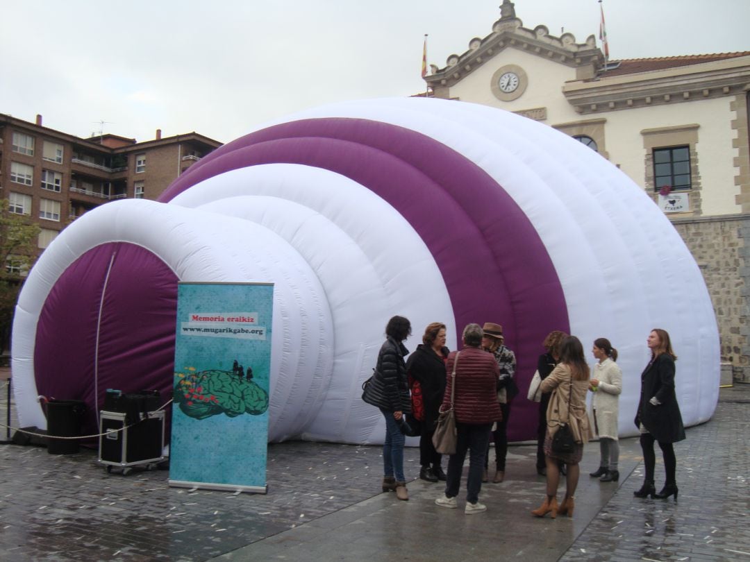 Imagen de la carpa donde se representa MEMORIA ERAIKIZ 