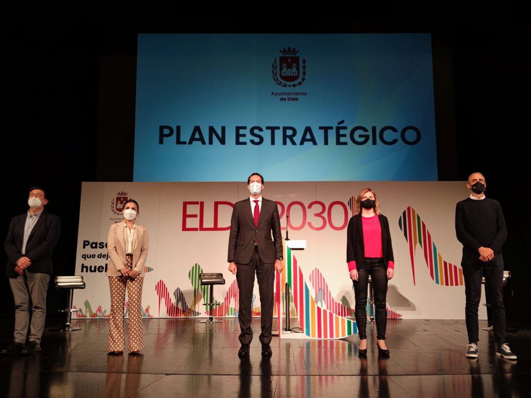 Rubén Alfaro, alcalde de Elda (C), junto a los especialistas del Plan Estratégico de Elda