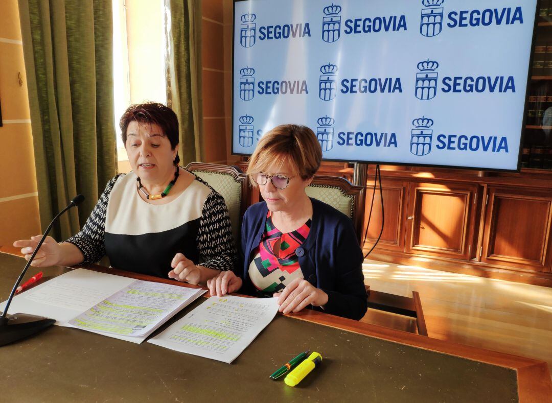 La alcaldesa Clara Luquero junto a la concejala Marisa Delgado durante la presentación de la  memoria de la sede electrónica 