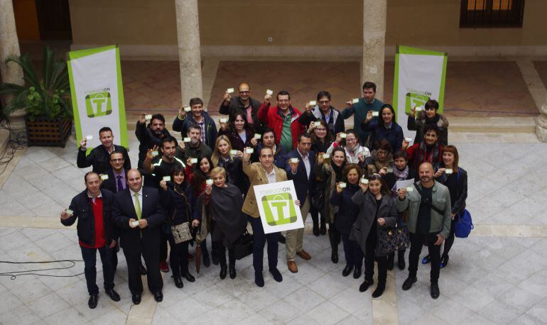 Los comerciantes adheridos al programa Torrijos ON posan con la tarjeta