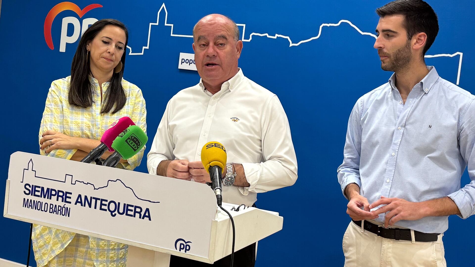 Manuel Barón en rueda de prensa en la sede del PP de Antequera