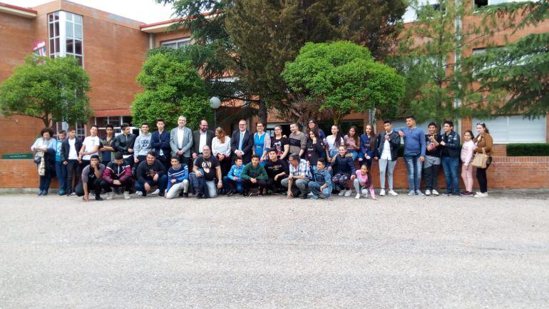 Alumnos y alumnas gitanas de Aranda en el comienzo de las Jornadas sobre Éxito EScolar de Alumnado Gitano junto con docentes y autoridades