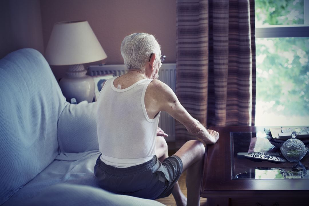 Un anciano en su vivienda