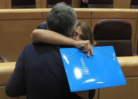 Dolores de Delgado y Fernando Grande-Marlaska se abrazan durante el pleno del Senado.