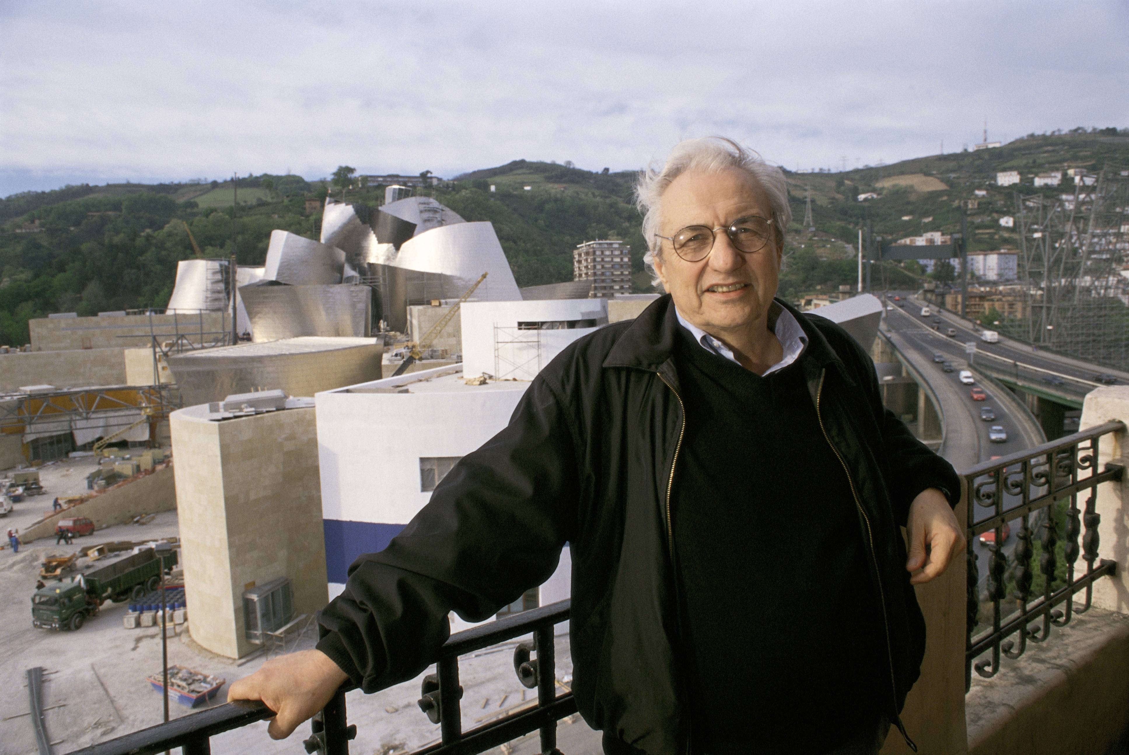 Frank Gehry junto al Guggenheim de Bilbao.