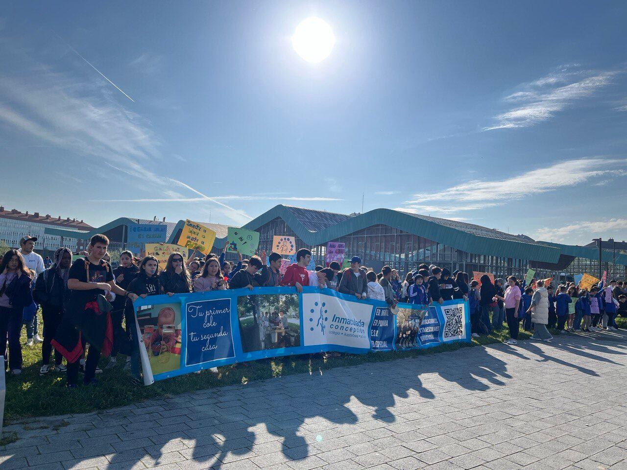 Alumnos, familias y profesores del colegio Inmaculada Concepción de Vitoria se manifiestan frente al Gobierno vasco.