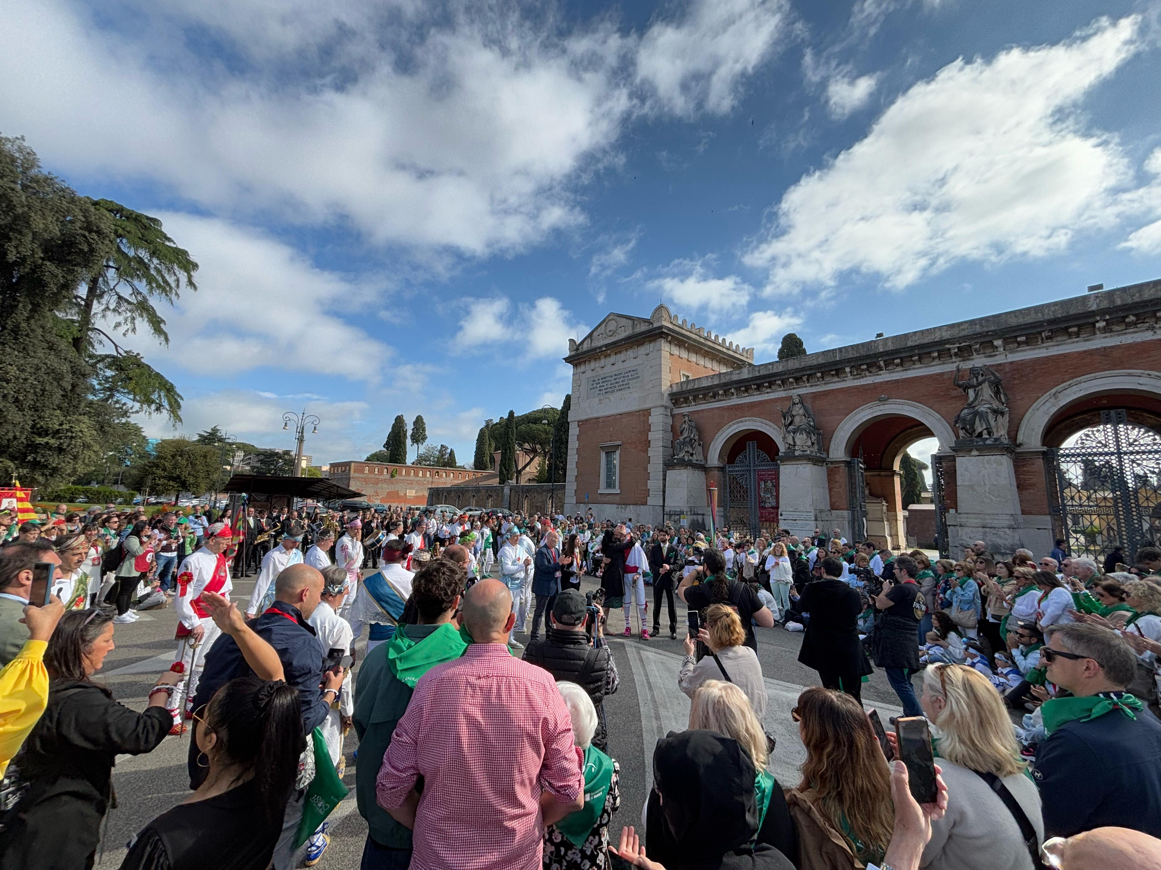 Aspecto de la plaza donde se ha realizado el baile de los danzantes de Huesca en Roma