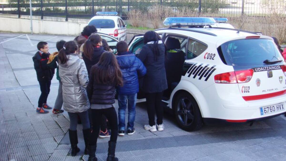 Escolares en la policía local