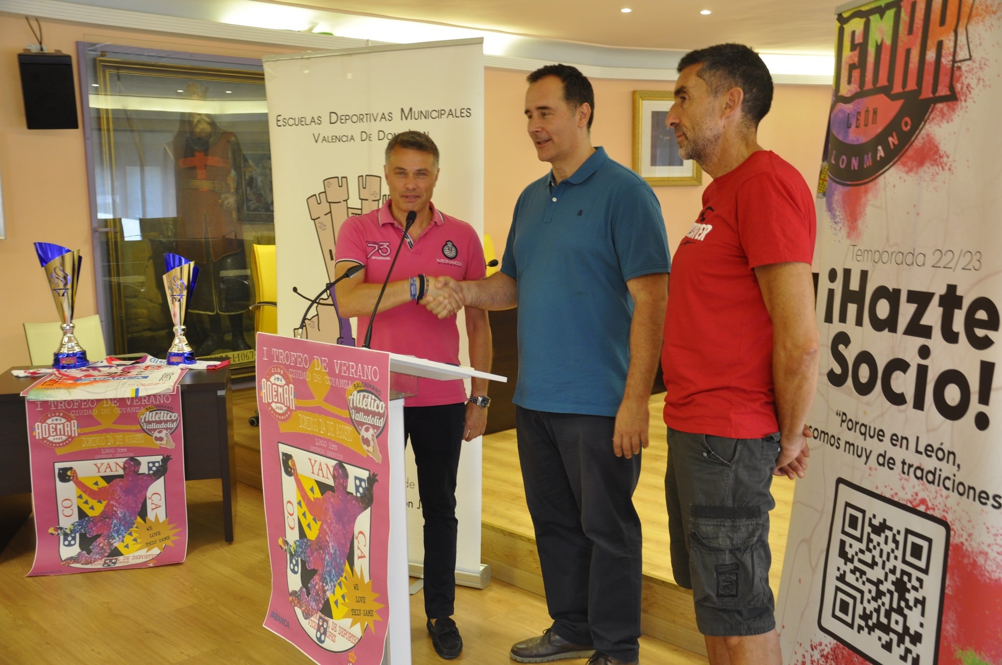 Instante de la firma del convenio entre el Ademar y el Ayuntamiento de Valencia de Don Juan