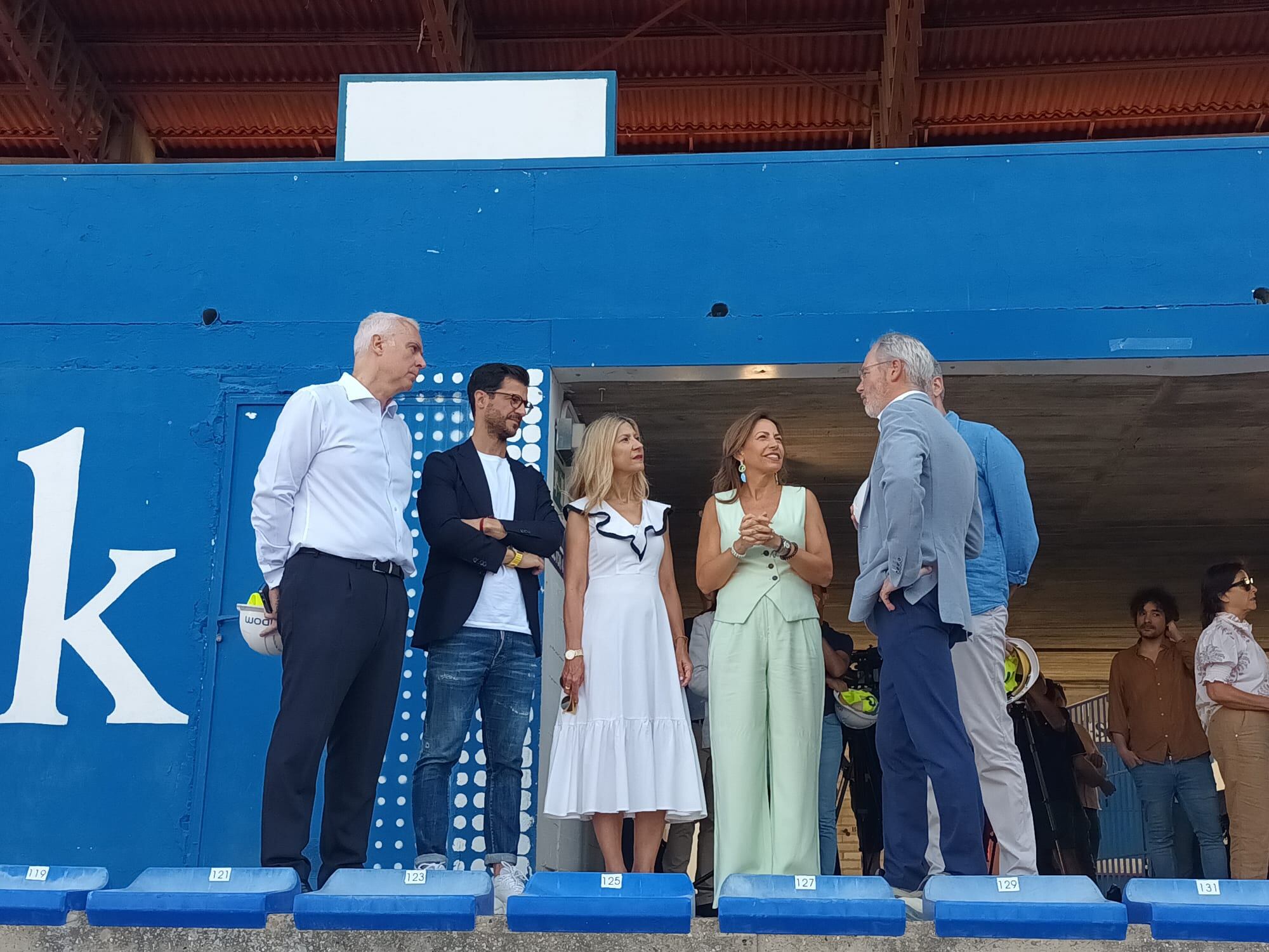 Natalia Chueca, alcaldesa de Zaragoza, junto a su vicepresidenta, Mar Vaquero, conversando con Fernando López, director general del Real Zaragoza, y Martín Fuica, gerente de la Sociedad de la nueva Romareda