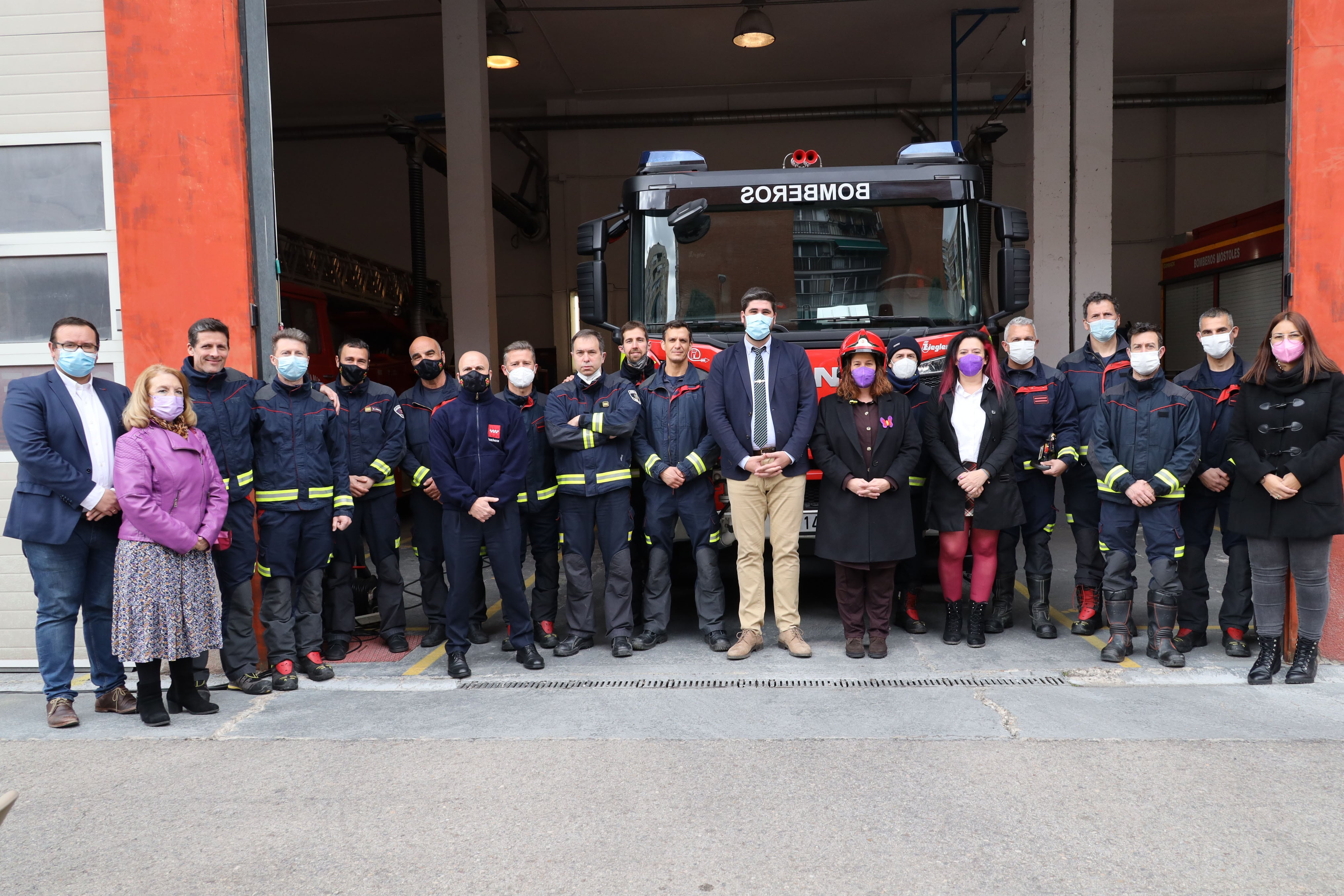 La alcaldesa de Móstoles, Noelia Posse, con parte del equipo de gobierno y los bomberos de Móstoles