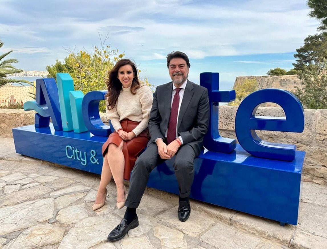 El alcalde de Alicante, Luis Barcala, y la edil de Turismo, Ana Poquet