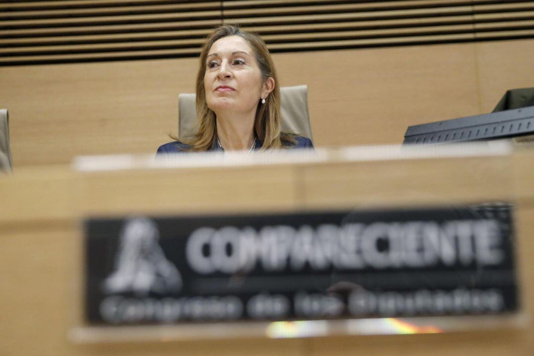 La exministra de Fomento Ana Pastor durante su comparecencia en la comisión de investigación del accidente ferroviario del Alvia en Angrois (Santiago de Compostela), en el Congreso de los Diputados.