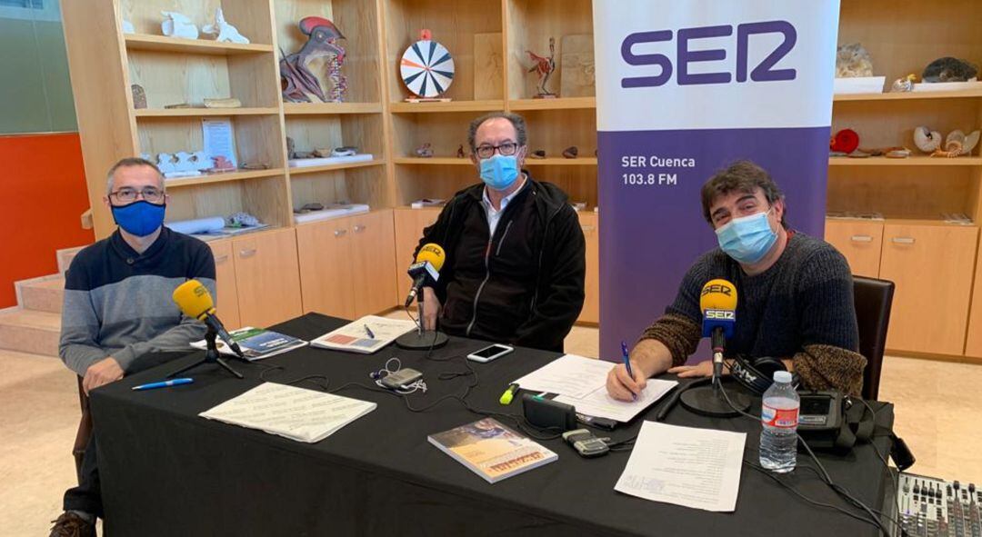 De izquierda a derencha, José María Sánchez, astrónomo del Museo de las Ciencias de Castilla-La Mancha; Santiago Langreo, director de ese museo y del regional de Paleontología de Castilla-La Mancha (MUPA), y Paco Auñón, director del programa Hoy por Hoy Cuenca emitido desde el MUPA en una edición especial &#039;Cuenca, ciudad de museos&#039;.