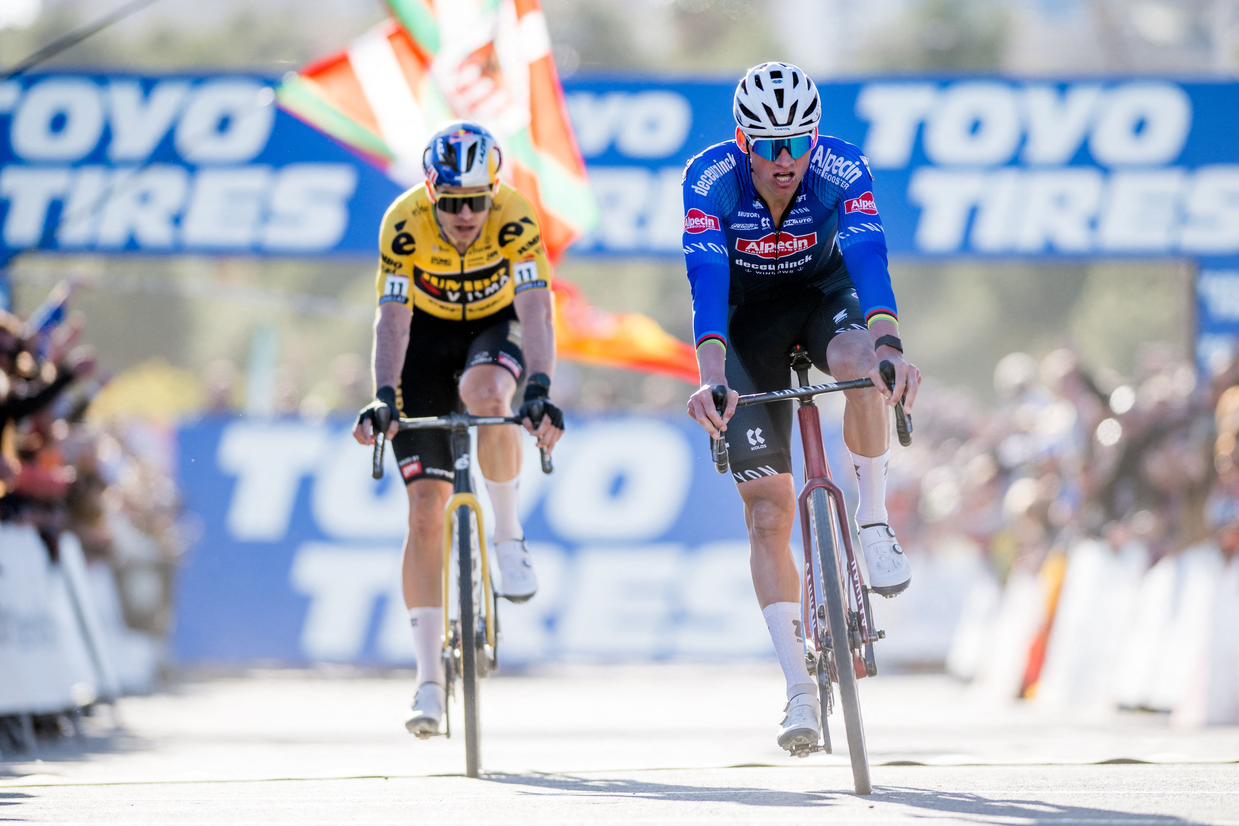 Mathieu Van Der Poel y Wout van Aert durante el sprint final.