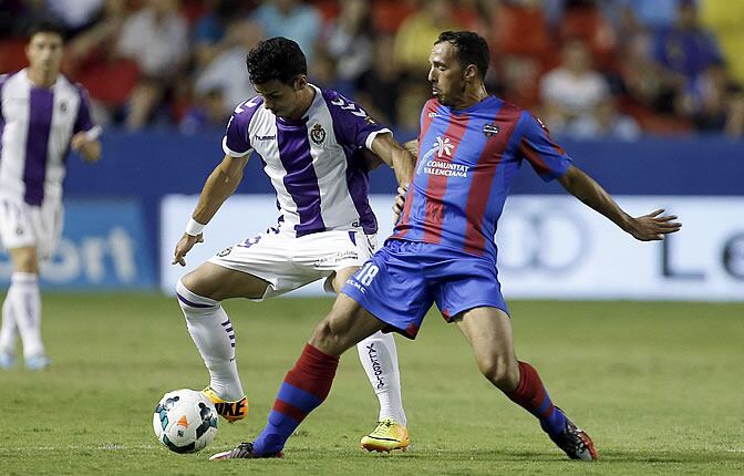 Baba Diawara lucha un balón con el defensa serbio del Real Valladolid Antonio Rukavina