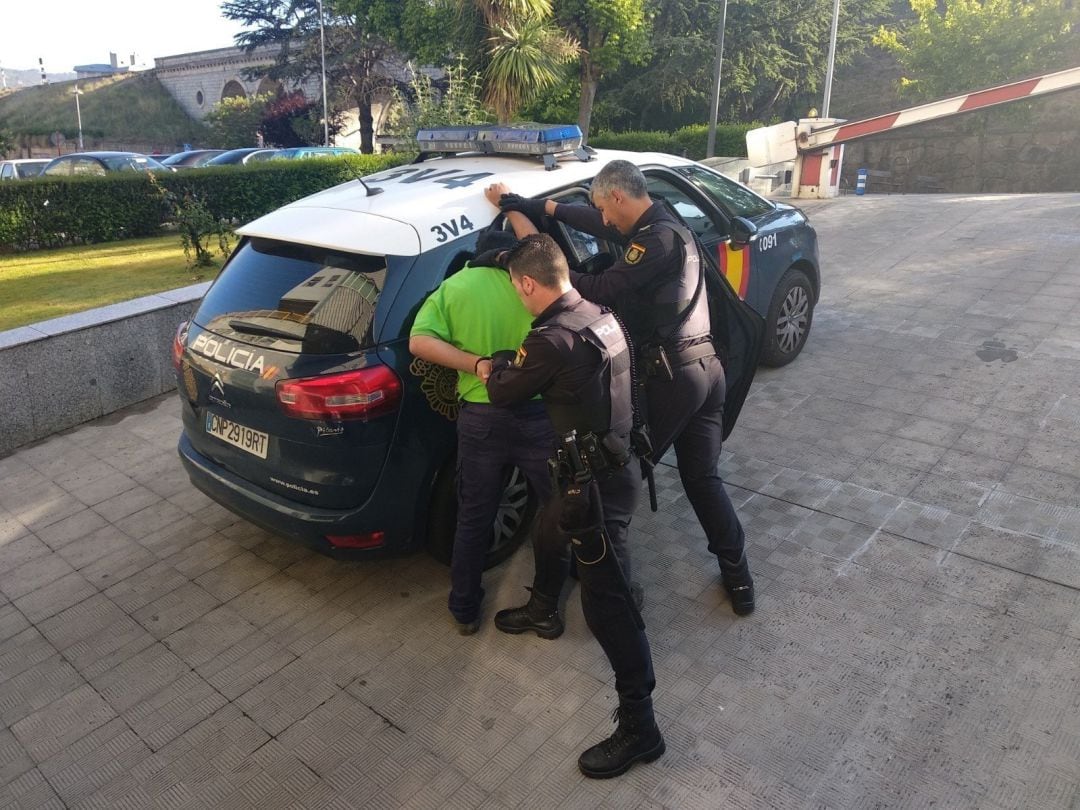 Agentes de la Policía Nacional de Ourense han detenido a una pareja como presunta autora de un delito de robo con fuerza cometido en un establecimiento del centro comercial