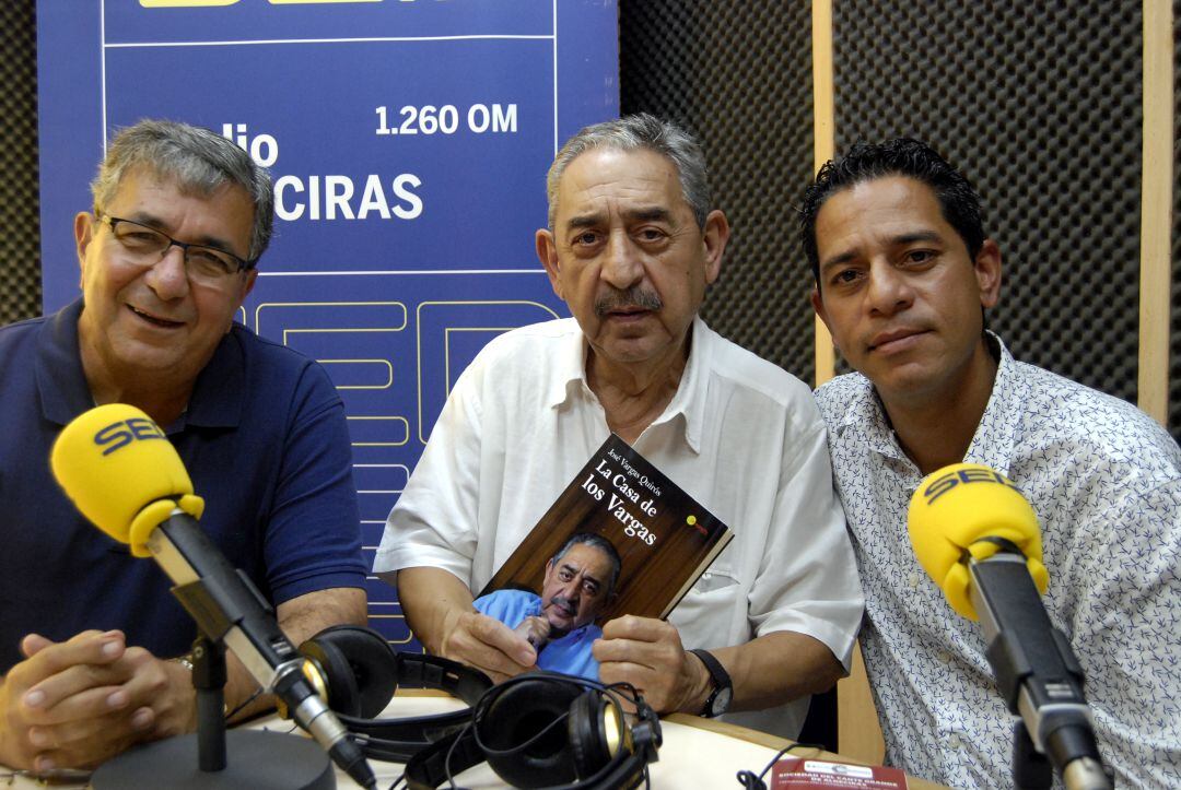 Juan Antonio Palacios, Pepe Vargas y Carlos Vargas durante la presentación del libro "La Casa de los Vargas" en Hoy por Hoy.