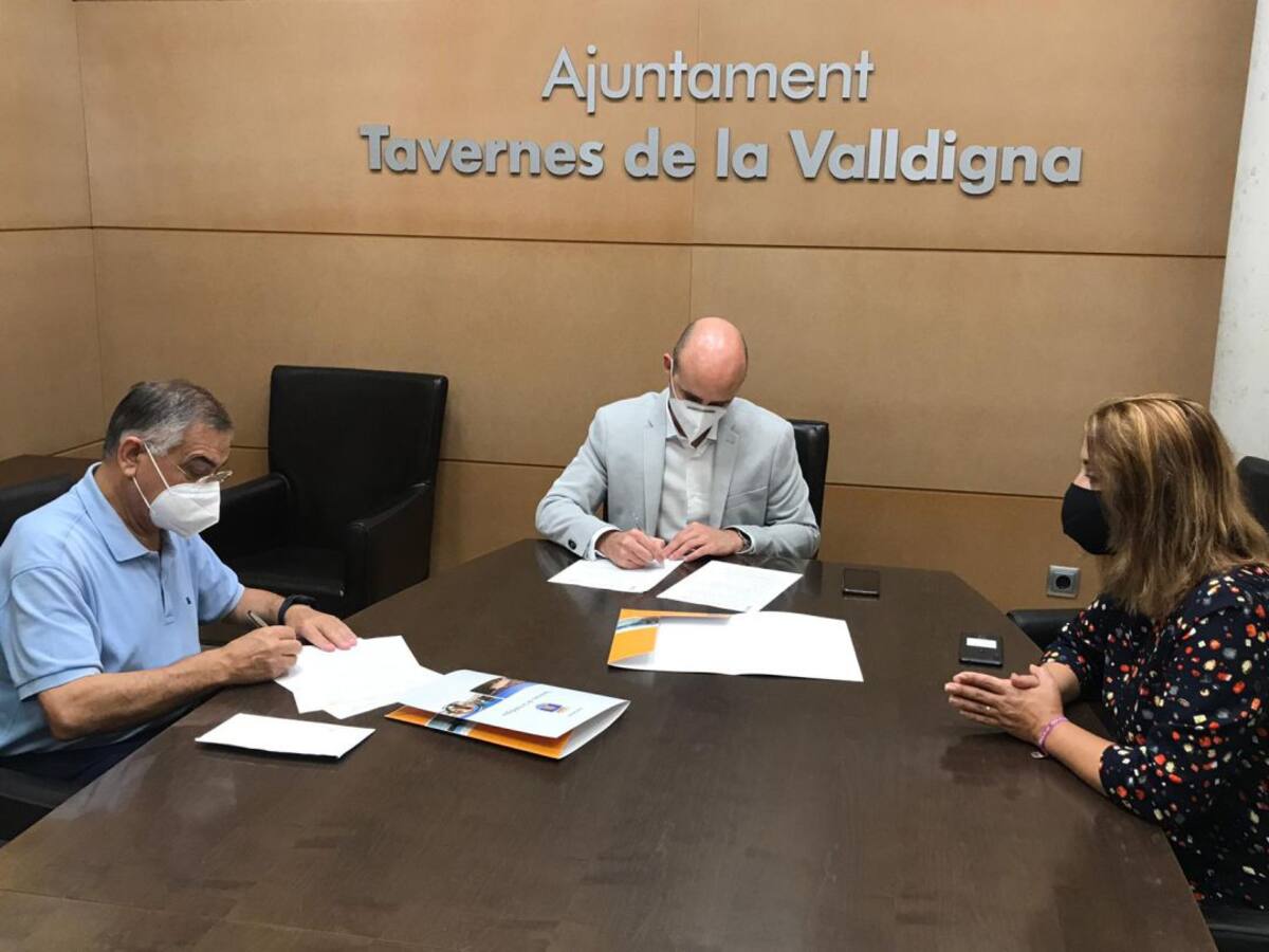 Tavernes firma un convenio extraordinario con Cáritas