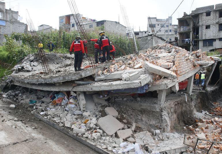 ECU01. QUITO (ECUADOR), 17.04.2016.- Vivienda afectada por el terremoto en el barrio Ciudad Futuro hoy, domingo 17 de abril de 2016, al sur de Quito (Ecuador). El vicepresidente de Ecuador, Jorge Glas, informó hoy que la cifra de fallecidos ascendió a 235