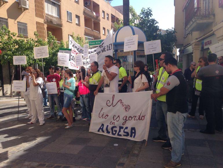 Imagen de la concentración de los trabajadores de Algesa, a las puertas del Ayuntamiento algecireño.