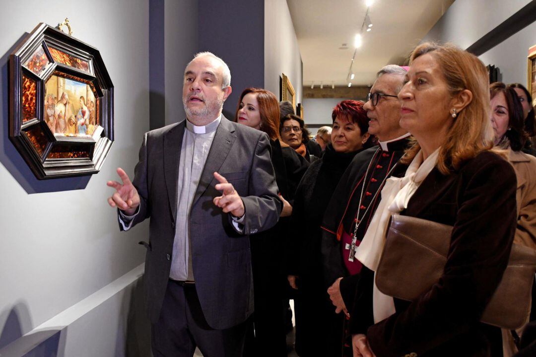 La presidenta del Congreso de los Diputados, Ana Pastor (d) junto al obispo de Segovia, César Agusto Franco, y la presidenta de las Cortes de Castilla y León Silvia Clemente (i), durante la inauguración de la nueva Sala de Pintura Bajo Claustro de la Cate