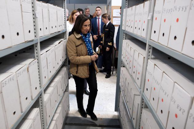 La ministra de Defensa, Margarita Robles,durante la visita que ha realizado hoy al Archivo General Militar de Ávila