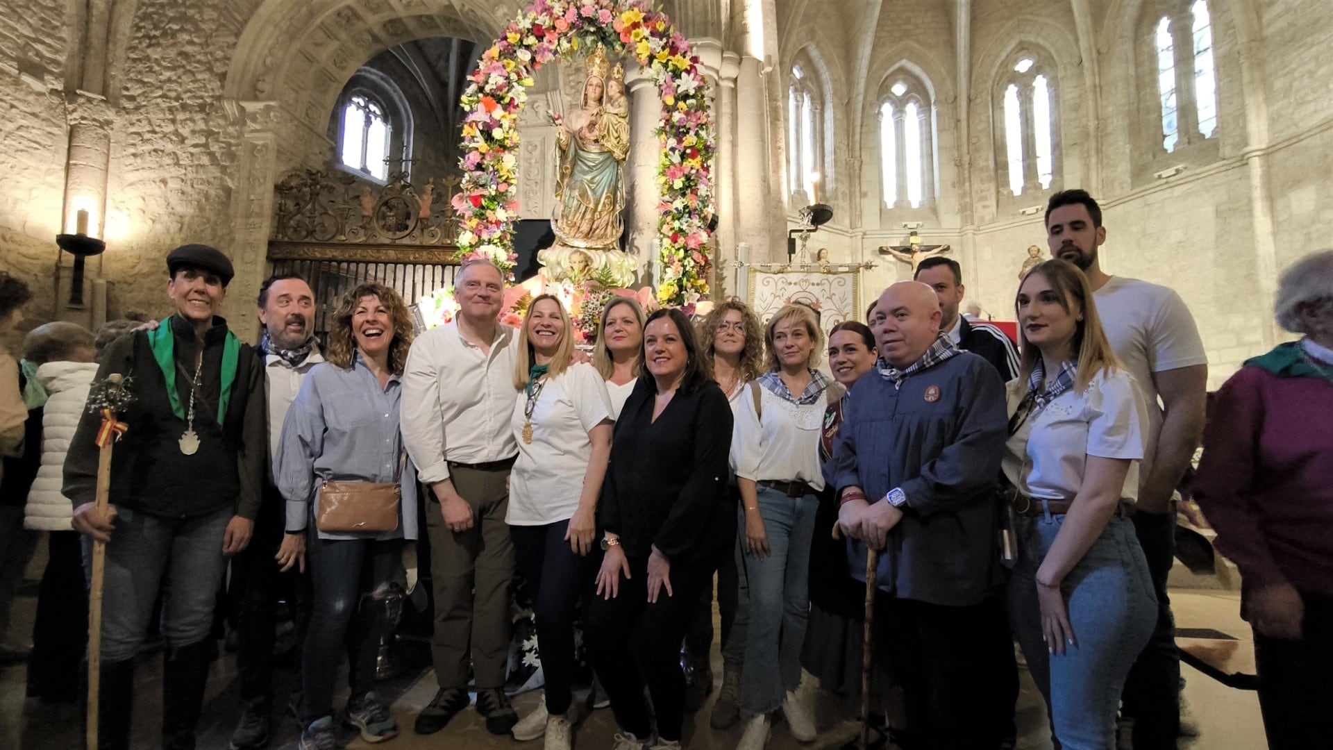 Autoridades en el interior de la ermita