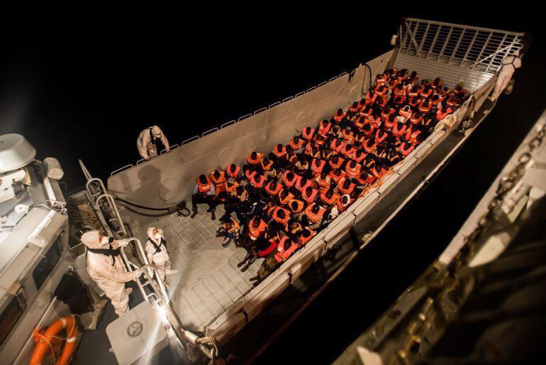 Rescate en alta mar, en la madrugada del domingo 10 de junio, de parte de los 629 inmigrantes que han sido rescatados por el barco &quot;Aquarius&quot;, al que se le ha impedido atracar en Italia y Malta. El presidente del Gobierno español dio hoy instrucciones par