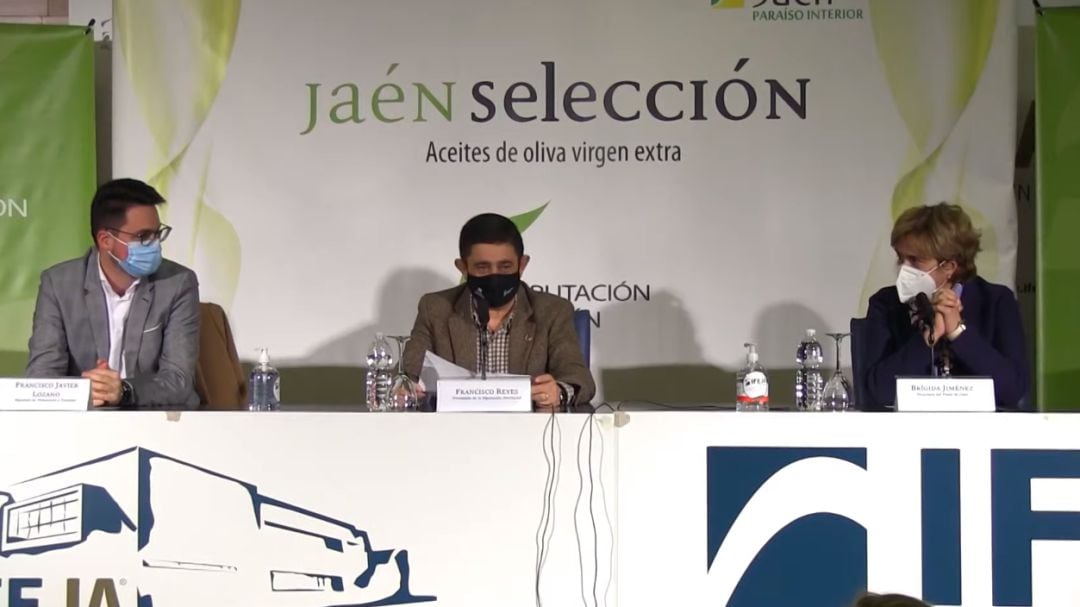 El presidente de la Diputación de Jaén, Francisco Reyes, en el centro durante la lectura del acta de premiados.